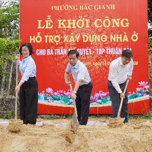 Bí thư Tỉnh ủy Nguyễn Văn Phương, Chủ tịch UBND tỉnh Lê Hồng Vinh cùng đại diện lãnh đạo các sở, ngành và địa phương khởi công xây dựng nhà ở cho gia đình bà Trần Thị Quyết ở phường Bắc Gianh - Ảnh: Mai Anh