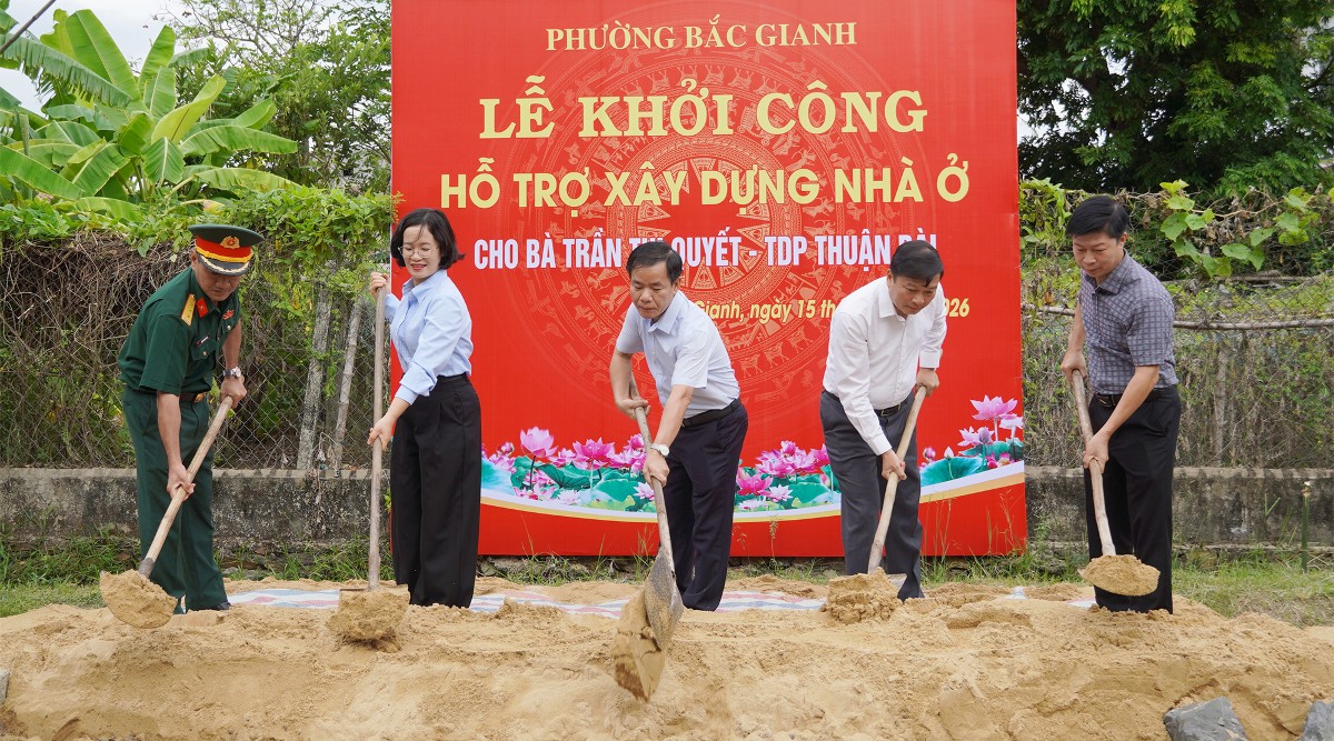 Bí thư Tỉnh ủy Nguyễn Văn Phương, Chủ tịch UBND tỉnh Lê Hồng Vinh cùng đại diện lãnh đạo các sở, ngành và địa phương khởi công xây dựng nhà ở cho gia đình bà Trần Thị Quyết ở phường Bắc Gianh - Ảnh: Mai Anh