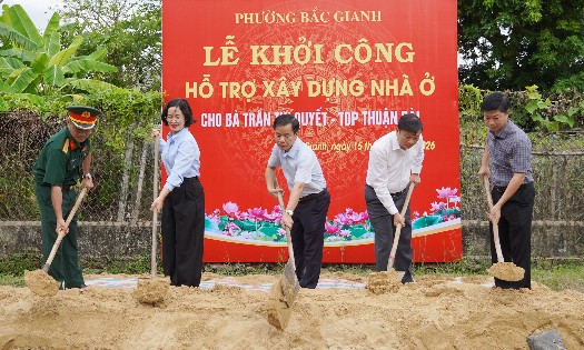 Bí thư Tỉnh ủy Nguyễn Văn Phương, Chủ tịch UBND tỉnh Lê Hồng Vinh cùng đại diện lãnh đạo các sở, ngành và địa phương khởi công xây dựng nhà ở cho gia đình bà Trần Thị Quyết ở phường Bắc Gianh - Ảnh: Mai Anh