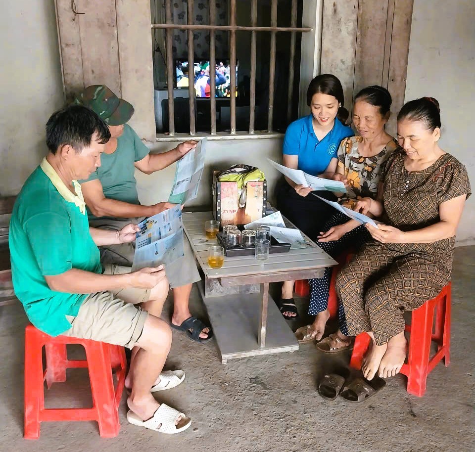 Bảo hiểm xã hội cơ sở Đô Lương tuyên truyền, tư vấn trực tiếp cho người dân. Ảnh: Bảo hiểm xã hội tỉnh Nghệ An