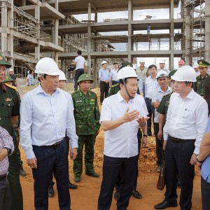 Đoàn công tác kiểm tra tại dự án Trường phổ thông nội trú liên cấp Tiểu học và Trung học cơ sở xã A Lưới 3. Ảnh: Cổng TTĐT thành phố Huế