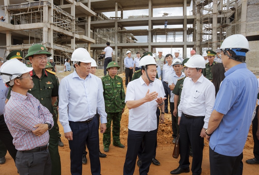 Đoàn công tác kiểm tra tại dự án Trường phổ thông nội trú liên cấp Tiểu học và Trung học cơ sở xã A Lưới 3. Ảnh: Cổng TTĐT thành phố Huế