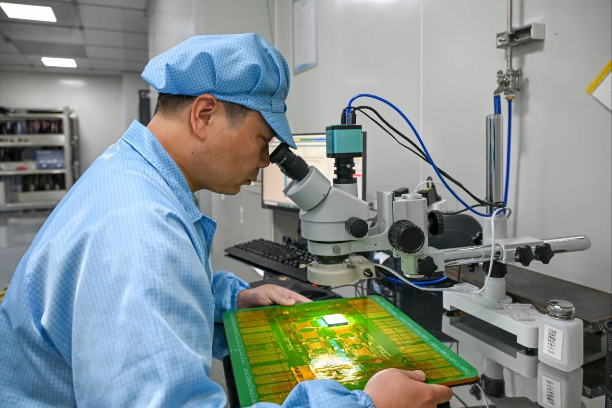 6 tháng đầu năm 2026, Trung Quốc đã xuất khẩu 179,44 tỷ mạch tích hợp (IC), đạt tổng kim ngạch 177,28 tỷ USD, tăng hơn 96% so với cùng kỳ năm trước. Ảnh: SCMP