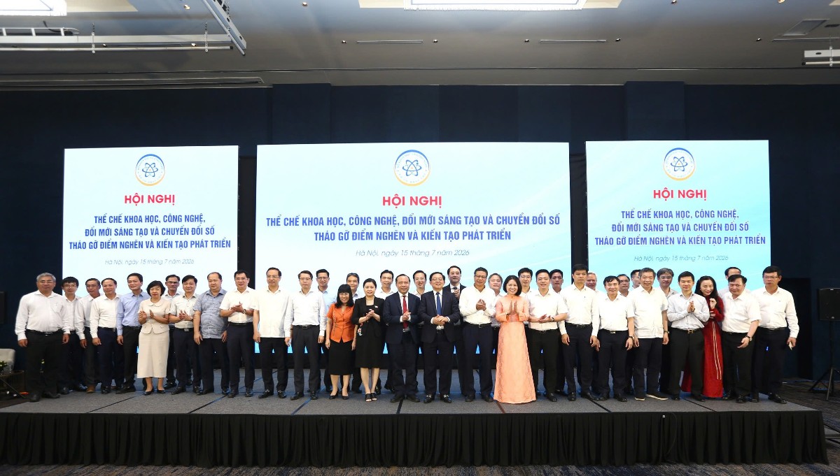 Phó Thủ tướng Hồ Quốc Dũng cùng các đại biểu - Ảnh:MST.