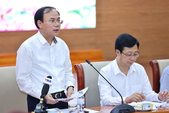 Thứ trưởng Bộ Xây dựng Nguyễn Văn Sinh trình bày nội dung cơ bản của dự án luật. Ảnh: MTTQVN