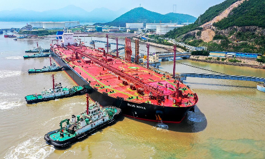Một tàu chở dầu cập cảng tại thành phố Ninh Ba, tỉnh Chiết Giang - Ảnh: China Daily
