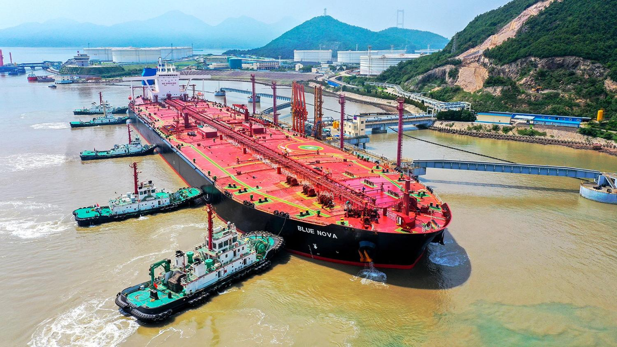 Một tàu chở dầu cập cảng tại thành phố Ninh Ba, tỉnh Chiết Giang - Ảnh: China Daily