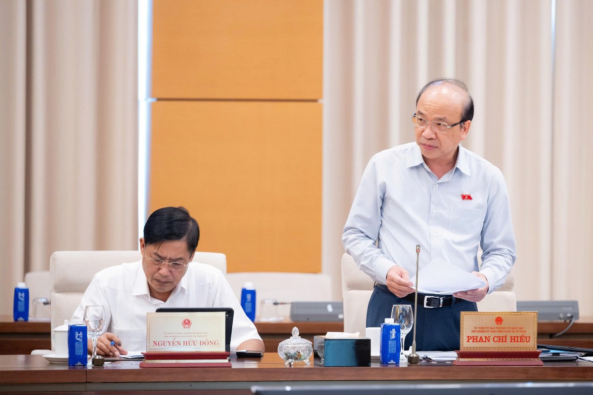 Chủ nhiệm Uỷ ban Pháp luật và Tư pháp Phan Chí Hiếu trình bày báo cáo thẩm tra. Nguồn: Cổng thông tin điện tử Quốc hội