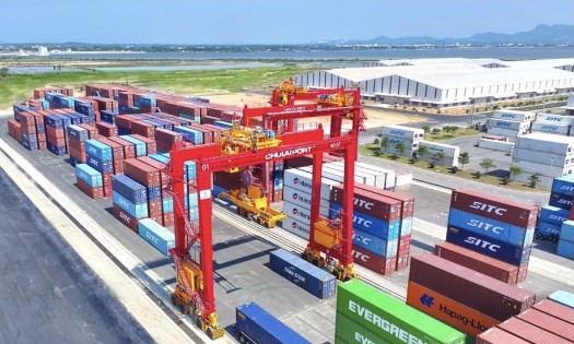 A 40-ton capacity RTG crane at Tam Hiep Port, Chu Lai Open Economic Zone. - —(Photo:VnEconomy)