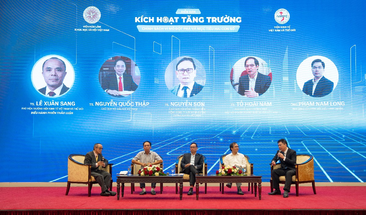 Các diễn giả tham gia phiên thảo luận của Diễn đàn. Ảnh: PV.