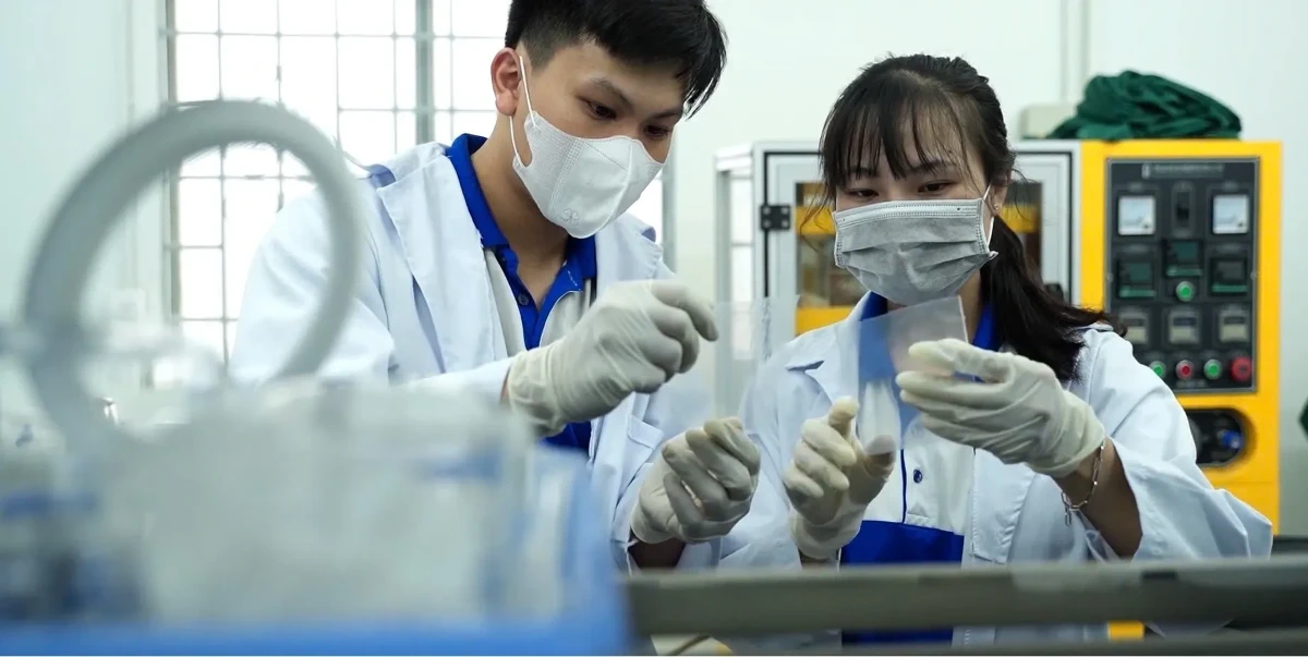 Nhóm sinh viên đã nghiên cứu và chế tạo thành công màng nhựa sinh học thân thiện với môi trường từ hạt bơ booth Việt Nam. Ảnh: doanthanhnien.vn