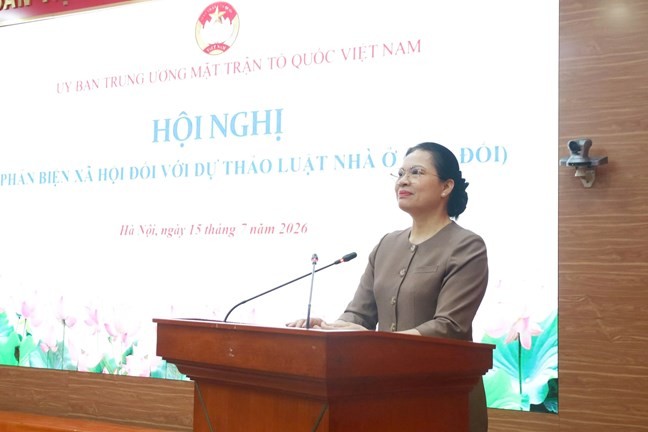 Bà Hà Thị Nga, Ủy viên Trung ương Đảng, Phó Chủ tịch - Tổng Thư ký Ủy ban Trung ương Mặt trận Tổ quốc Việt Nam phát biểu tại Hội nghị. Ảnh: Mặt trận.