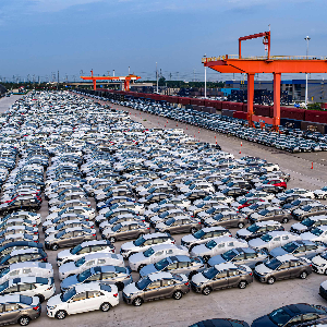 Ô tô sản xuất tại Trung Quốc được đưa lên tàu để xuất khẩu tại cảng Taicang, thành phố Tô Châu - Ảnh: VCG/Getty Images