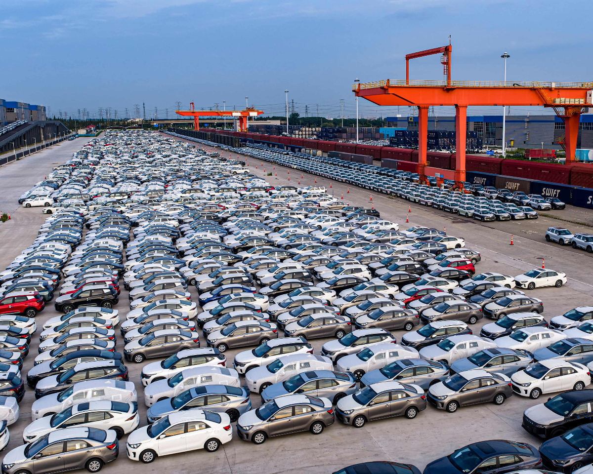 Ô tô sản xuất tại Trung Quốc được đưa lên tàu để xuất khẩu tại cảng Taicang, thành phố Tô Châu - Ảnh: VCG/Getty Images