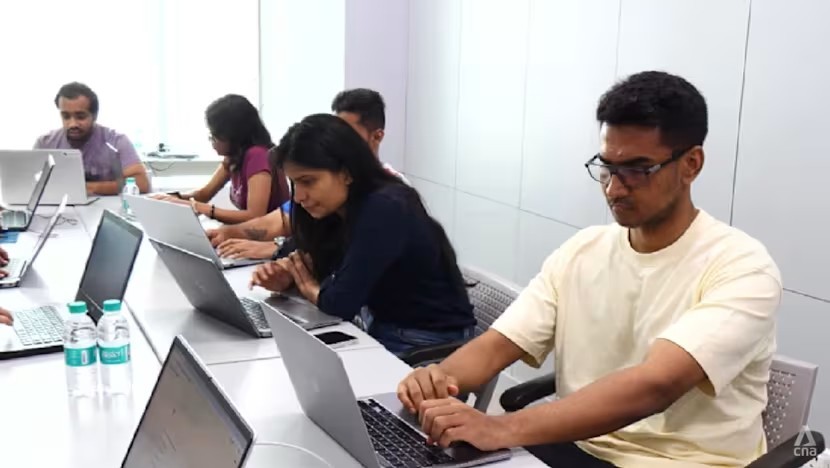 Chuyên viên phân tích kinh doanh Anubhav Sengupta (bên phải) đã chi khoảng 1.000 USD để theo học khóa đào tạo AI kéo dài sáu tháng với kỳ vọng nâng cao cơ hội việc làm và tăng thu nhập. Ảnh: CNA