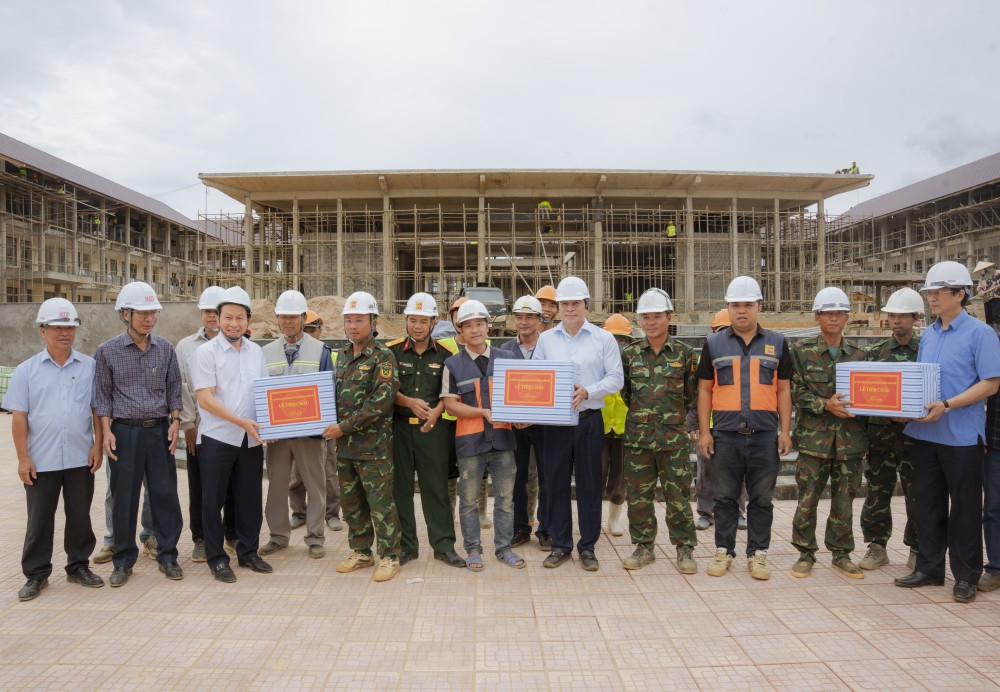 Phó Thủ tướng Lê Tiến Châu tặng quà, động viên cán bộ, chiến sĩ, người lao động thi công tại các Dự án. Ảnh: Cổng TTĐT thành phố Huế