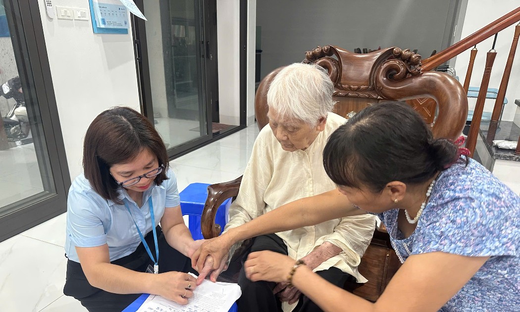 Hà Nội hỗ trợ làm thủ tục ủy quyền nhận lương hưu tại nhà cho người hưởng. Ảnh: Thu Thủy.