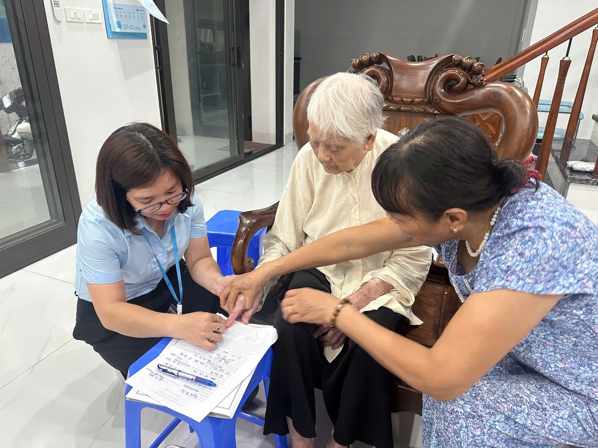 Hà Nội hỗ trợ làm thủ tục ủy quyền nhận lương hưu tại nhà cho người hưởng. Ảnh: Thu Thủy.