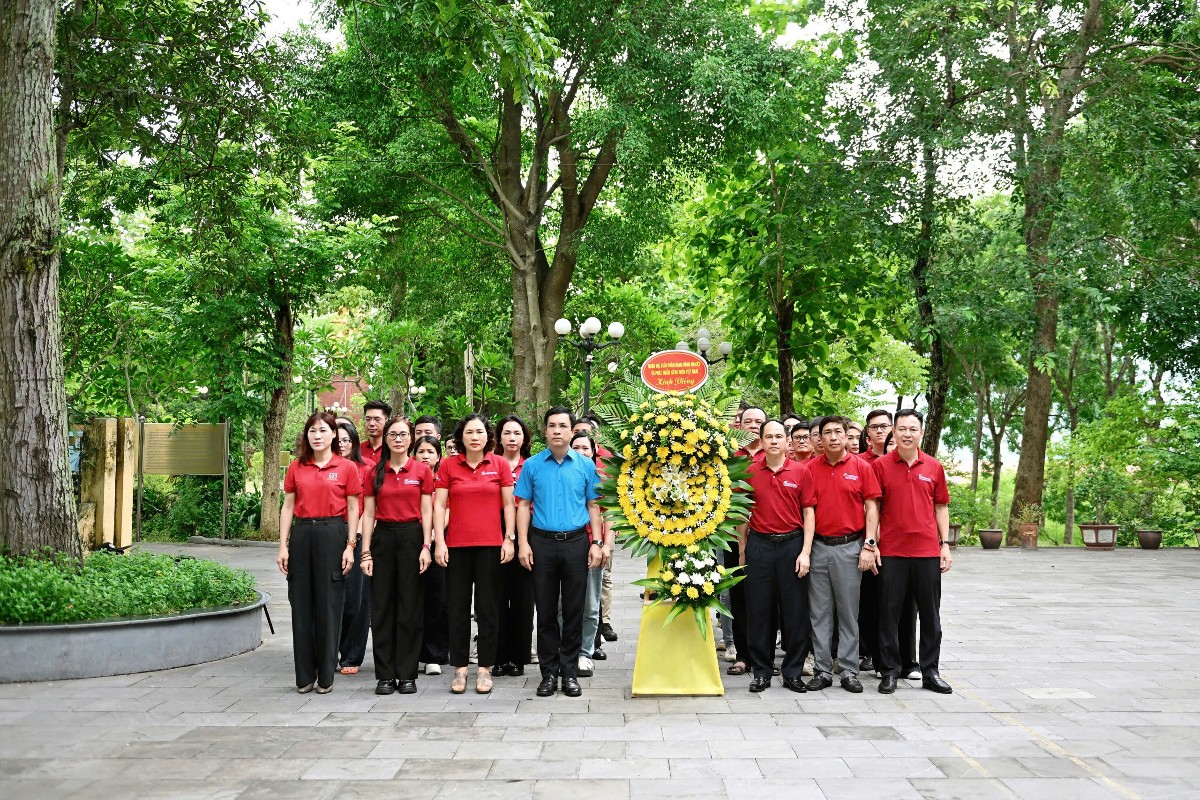 Đoàn công tác Agribank đã thành kính dâng hương tại Khu di tích lịch sử Căng và Đồn Nghĩa Lộ (thuộc tỉnh Lào Cai).