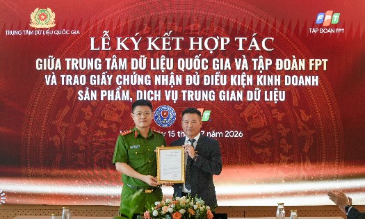 Trung tâm Dữ liệu quốc gia ký trao giấy chứng nhận đủ điều kiện kinh doanh sản phẩm, dịch vụ trung gian dữ liệu cho Tập đoàn FPT.