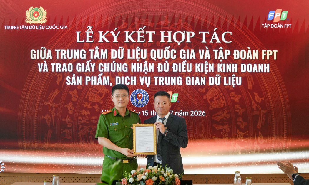 Trung tâm Dữ liệu quốc gia ký trao giấy chứng nhận đủ điều kiện kinh doanh sản phẩm, dịch vụ trung gian dữ liệu cho Tập đoàn FPT.