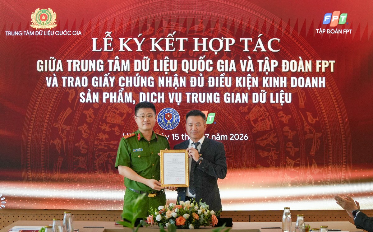 Trung tâm Dữ liệu quốc gia ký trao giấy chứng nhận đủ điều kiện kinh doanh sản phẩm, dịch vụ trung gian dữ liệu cho Tập đoàn FPT.