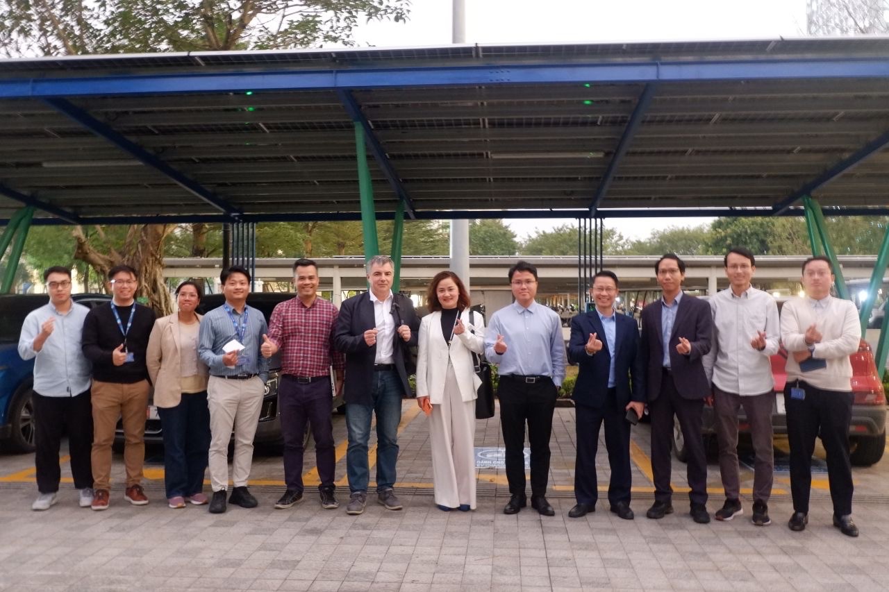 GS. Konstantin Novoselov cùng các nhà nghiên cứu tại Phòng thí nghiệm Khoa học Vật liệu Kỹ thuật số (DMS), Trung tâm Trí tuệ Môi trường (CEI),&nbsp; VinUni, tại VOLTERRA, hệ thống sạc thông minh đột phá được phát triển bởi các nhà khoa học CEI và thế giới. Ảnh: CEI