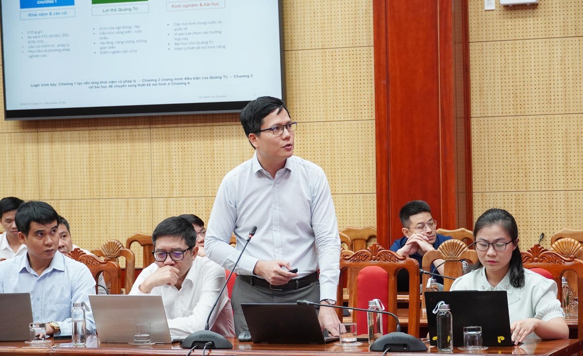 Đại diện đơn vị tư vấn trình bày báo cáo nghiên cứu Đề án. Ảnh: Hồng Mến.