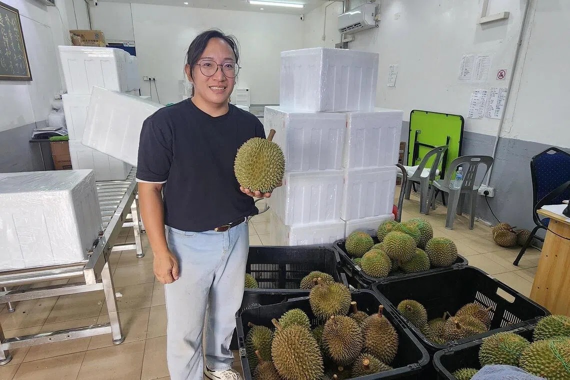 Ông Steven Yam, doanh nghiệp xuất khẩu sầu riêng tại bang Penang và là người tổ chức các buổi thưởng thức sầu riêng theo phong cách Omakase. Ảnh: Hazlin Hassan/ST