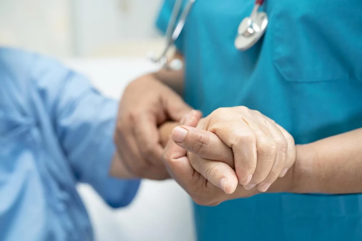 Việt Nam hiện đón khoảng 300.000 lượt người nước ngoài đến khám và điều trị mỗi năm. Ảnh: Healthcare World