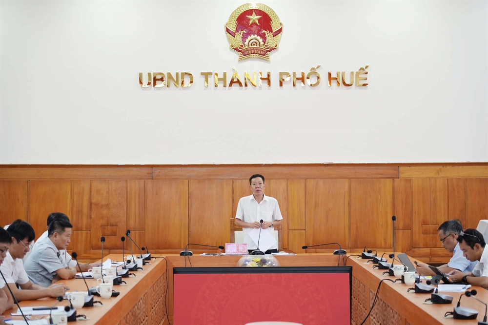 UBND thành phố Huế họp đánh giá công tác thu tiền sử dụng đất, tiền thuê đất. Ảnh: Cổng TTĐT thành phố Huế