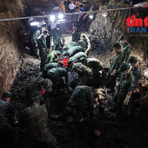 Lực lượng tìm kiếm, quy tập hài cốt liệt sĩ thuộc Bộ Tư lệnh TP Hồ Chí Minh đã phát hiện thêm 19 bộ hài cốt liệt sĩ và 1 bộ tập thể cùng nhiều di vật tại khu vực Công viên Lê Thị Riêng. Ảnh: TTXVN.