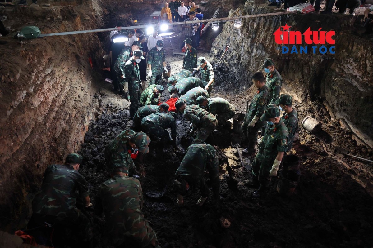Lực lượng tìm kiếm, quy tập hài cốt liệt sĩ thuộc Bộ Tư lệnh TP Hồ Chí Minh đã phát hiện thêm 19 bộ hài cốt liệt sĩ và 1 bộ tập thể cùng nhiều di vật tại khu vực Công viên Lê Thị Riêng. Ảnh: TTXVN.