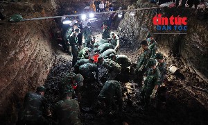 Lực lượng tìm kiếm, quy tập hài cốt liệt sĩ thuộc Bộ Tư lệnh TP Hồ Chí Minh đã phát hiện thêm 19 bộ hài cốt liệt sĩ và 1 bộ tập thể cùng nhiều di vật tại khu vực Công viên Lê Thị Riêng. Ảnh: TTXVN.