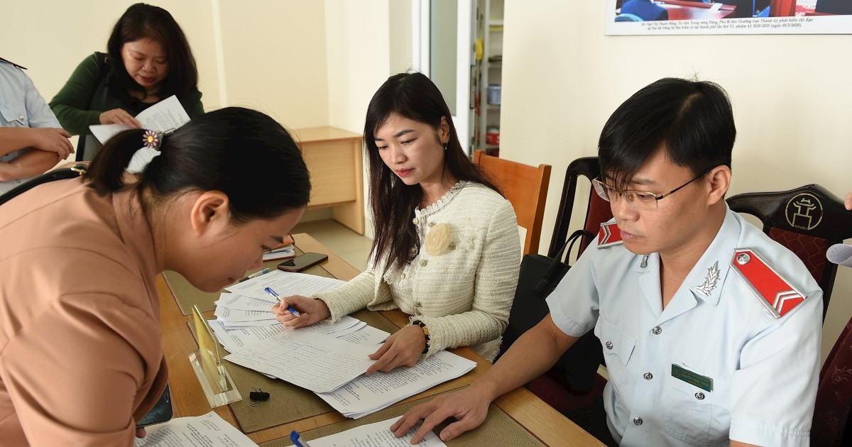 Hướng dẫn đơn vị sử dụng lao động làm thủ tục nộp tiền chậm đóng bảo hiểm xã hội. Ảnh: N.Dương.
