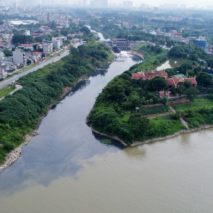 Sông Nhuệ đã bị ô nhiễm từ nhiều năm nay. Ảnh: Văn Ngân