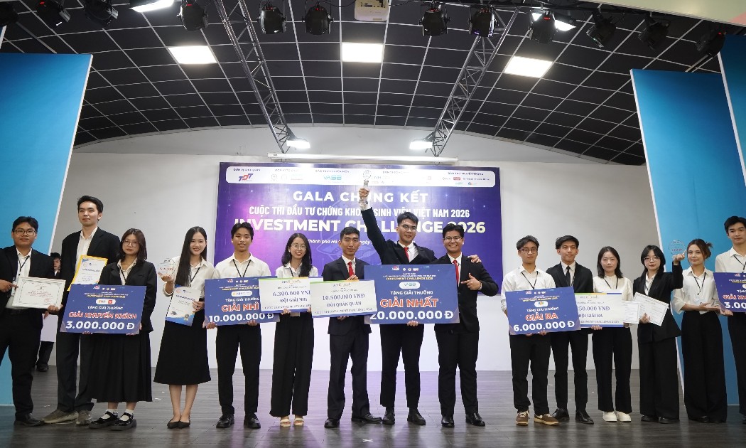 Ba đội: The Fund, TAT, Rizz Taker lần lượt dành giải thưởng Nhất, Nhì, Ba tại chung kết cuộc thi Investment Challenge 2026, chiều 16/7.