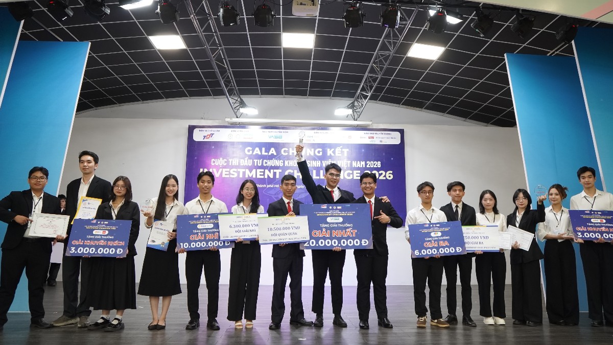Ba đội: The Fund, TAT, Rizz Taker lần lượt dành giải thưởng Nhất, Nhì, Ba tại chung kết cuộc thi Investment Challenge 2026, chiều 16/7.