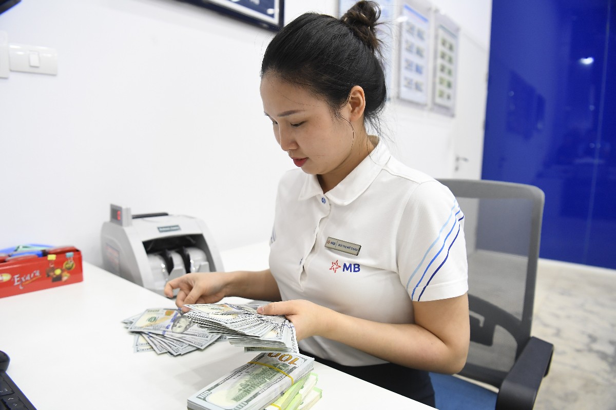Tỷ giá USD tại các ngân hàng thương mại ngày 16/7 chỉ biến động nhẹ, phản ánh thị trường ngoại hối vẫn ổn định dù tỷ giá trung tâm được điều chỉnh tăng (Ảnh: MB).