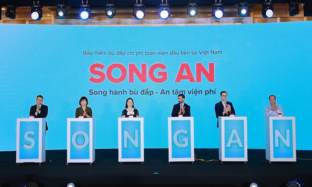 Techcom Insurance chính thức ra mắt sản phẩm Bảo hiểm sức khỏe Song An - sản phẩm bảo hiểm bù đắp chi phí đầu tiên tại Việt Nam song hành cùng Bảo hiểm Y tế toàn dân. Ảnh Techcom Insurance.