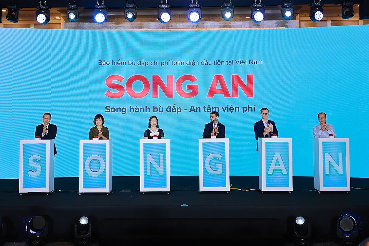 Techcom Insurance chính thức ra mắt sản phẩm Bảo hiểm sức khỏe Song An - sản phẩm bảo hiểm bù đắp chi phí đầu tiên tại Việt Nam song hành cùng Bảo hiểm Y tế toàn dân. Ảnh Techcom Insurance.