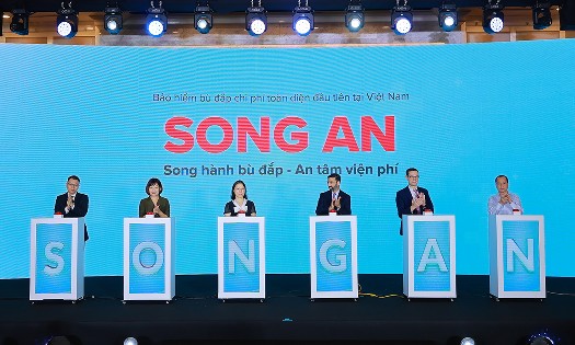 Techcom Insurance chính thức ra mắt sản phẩm Bảo hiểm sức khỏe Song An - sản phẩm bảo hiểm bù đắp chi phí đầu tiên tại Việt Nam song hành cùng Bảo hiểm Y tế toàn dân. Ảnh Techcom Insurance.