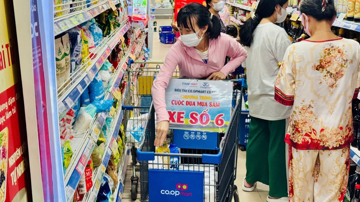 Các nhà bán lẻ không chỉ cạnh tranh bằng giá mà còn tập trung quảng bá hàng Việt chất lượng cao, sản phẩm OCOP. Ảnh: Co.opmart
