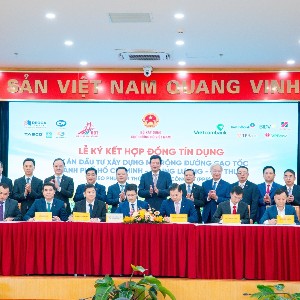 Lễ ký kết hợp đồng tín dụng hợp vốn với tổng hạn mức 27.094 tỷ đồng để tài trợ Dự án mở rộng cao tốc Thành phố Hồ Chí Minh-Trung Lương-Mỹ Thuận. Nguồn: Website Tập đoàn Đèo Cả.