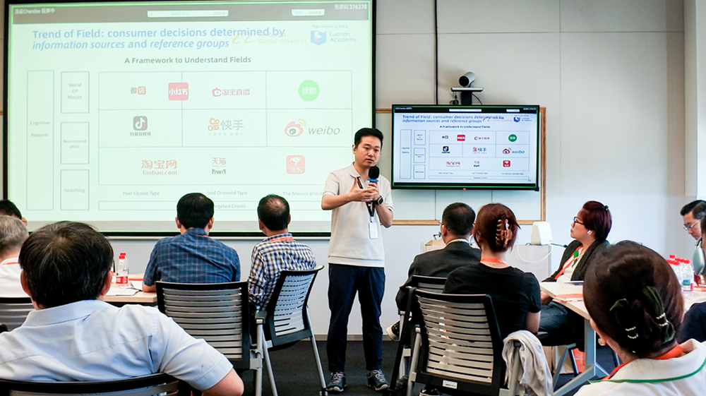 Ông Chandee Zhuang - Cố vấn Cấp cao của eWTP, Đồng sáng lập AGI, chia sẻ về hành trình chiến lược của Alibaba. Ảnh: VPBank SME.