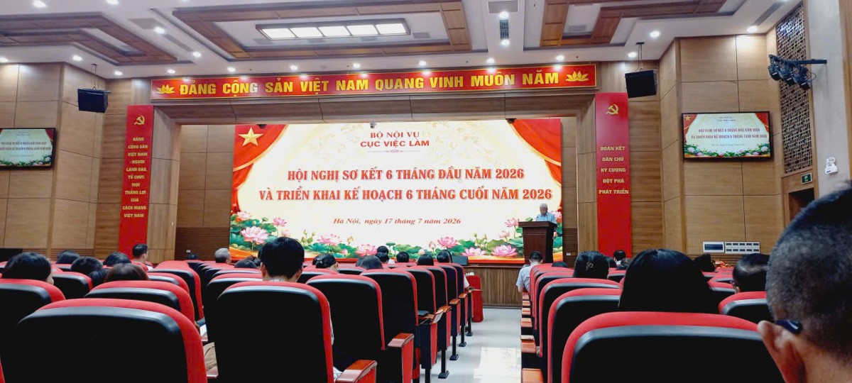 Toàn cảnh hội nghị sơ kết 6 tháng đầu năm của Cục Việc làm. Ảnh: Nhật Dương.