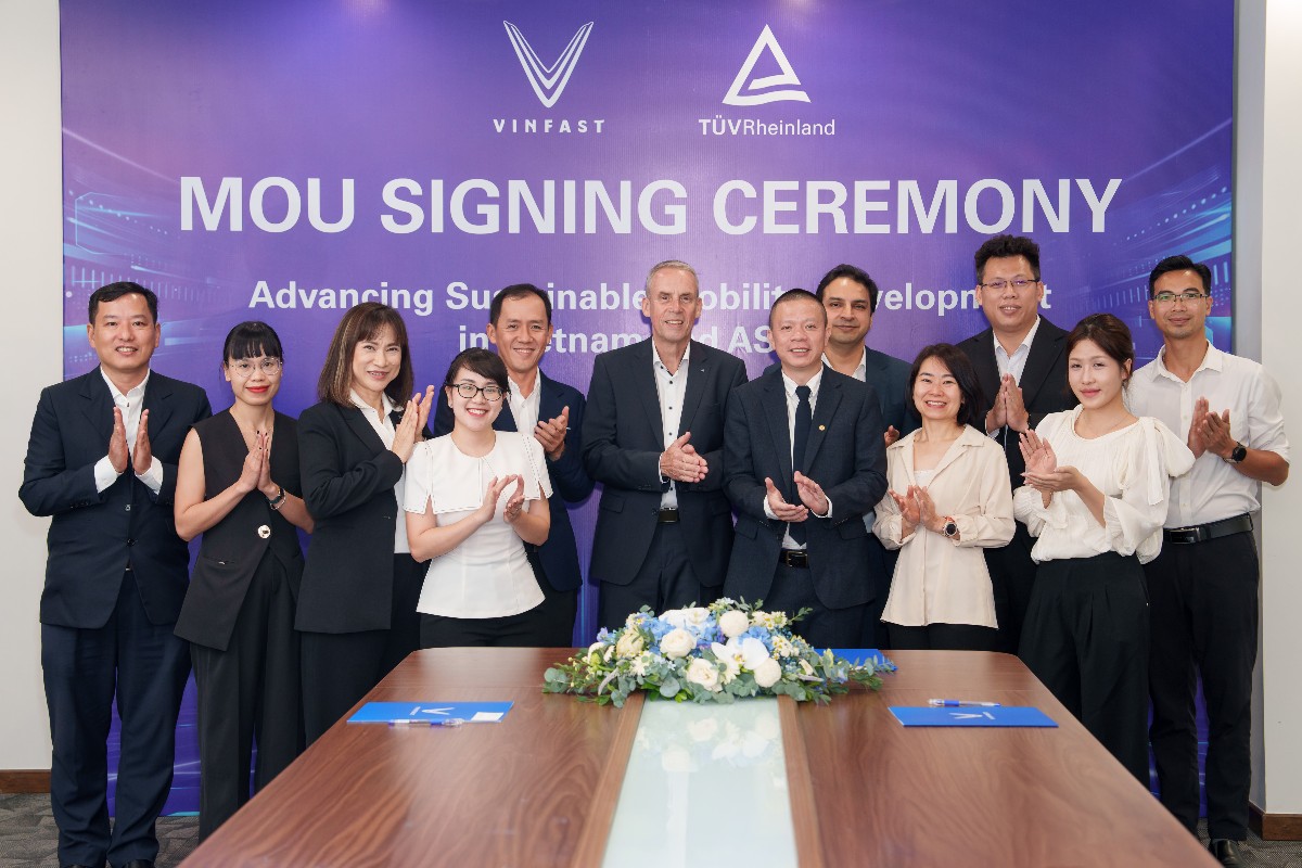 Các đại diện của 2 đơn vị chụp hình lưu niệm tại lễ ký kết. Ảnh: PV.