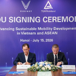 Ông Nguyễn Mạnh Quân, Phó Tổng giám đốc VinFast phụ trách Khối Quản lý chất lượng (phải) và Ông Nguyễn Thế Anh, Tổng giám đốc TÜV Rheinland Việt Nam thực hiện nghi thức ký kết MOU. Ảnh: PV.