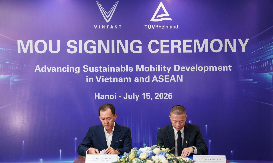 Ông Nguyễn Mạnh Quân, Phó Tổng giám đốc VinFast phụ trách Khối Quản lý chất lượng (phải) và Ông Nguyễn Thế Anh, Tổng giám đốc TÜV Rheinland Việt Nam thực hiện nghi thức ký kết MOU. Ảnh: PV.