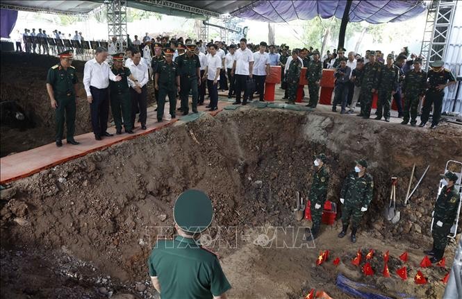 Tổng Bí thư, Chủ tịch nước Tô Lâm đến thị sát khu vực các lực lượng chức năng đang ngày đêm tìm kiếm, quy tập hài cốt liệt sĩ tại Công viên Lê Thị Riêng. Ảnh: Thống Nhất/TTXVN.
